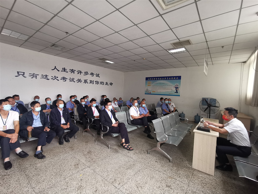 落實主體責任，推動安全發(fā)展_副本